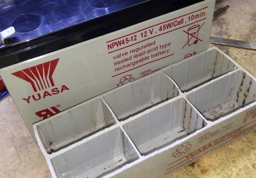 ￼Organizador de tornillos con bateria de gel reciclada.